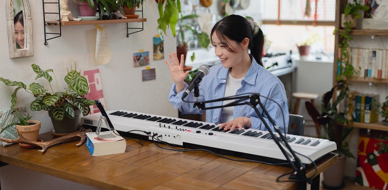 hana　KORG ピアノ Liano LIVE! - LIVE STREAMING PIANO | KORG (Japan)