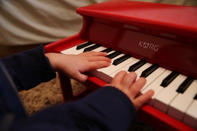 tiny piano player
